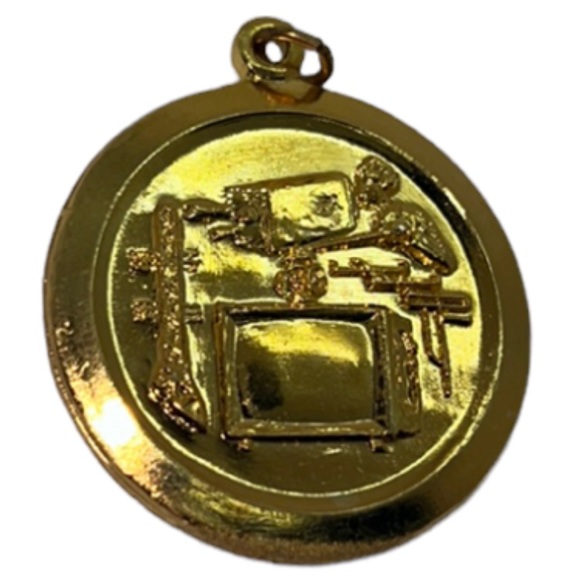 VINTAGE TECHNOLOGY TV PRODUCTION PENDANT CHARM GOLD TONE - Picture 1 of 9